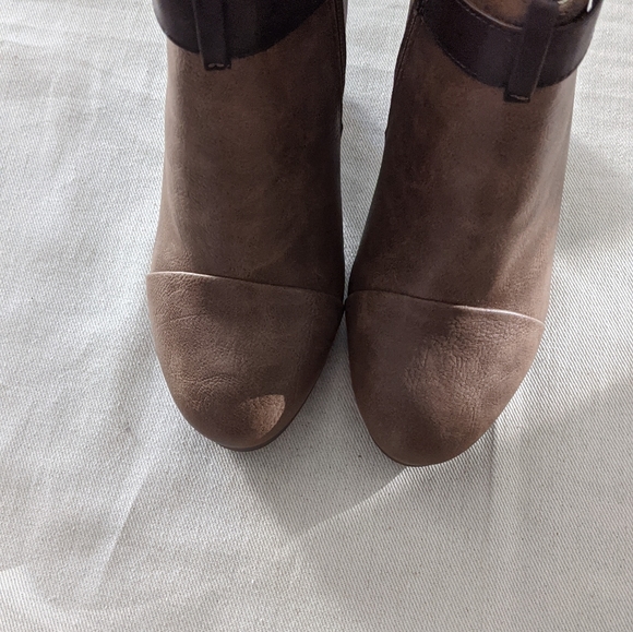 Tan Buckle Block Heel Bootie Gail22 - Picture 2 of 5